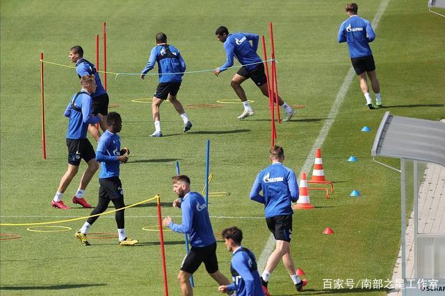 TA：姆巴佩射丢点球后情绪低落 赛后未感谢球迷